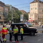 Auto_travolge_gruppo_di_pedoni